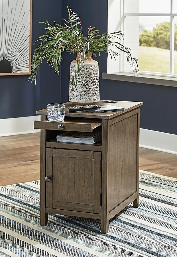 Treytown Chairside End Table (Grayish Brown) 2 Treytown Chairside End Table (Grayish Brown) - Image 2