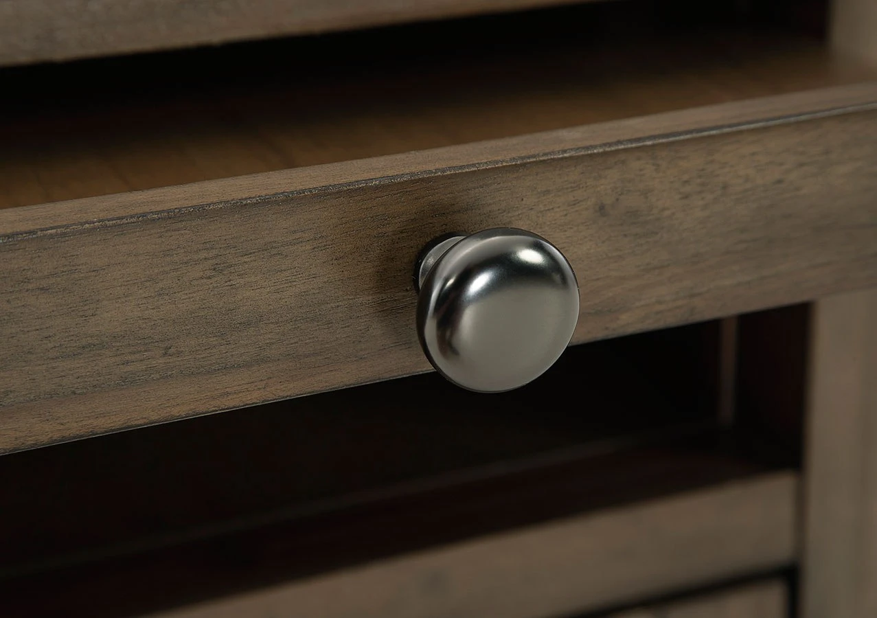 Treytown Chairside End Table (Grayish Brown) 4 Treytown Chairside End Table (Grayish Brown) - Image 4