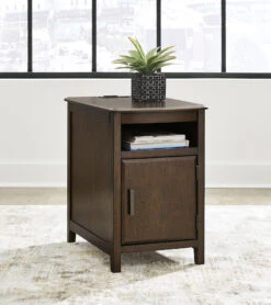 Devonsted Chairside End Table (Dark Brown)